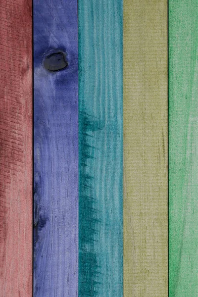 Bela textura de ripas coloridas de madeira natural (arco-íris, vermelho, roxo, azul turquesa, amarelo e verde). Sentido vertical . — Fotografia de Stock