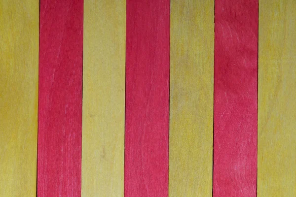 Hermosa textura de listones de madera natural de colores rojo y amarillo. Bandera de Cataluña. Aspecto natural y envejecido . — Foto de Stock