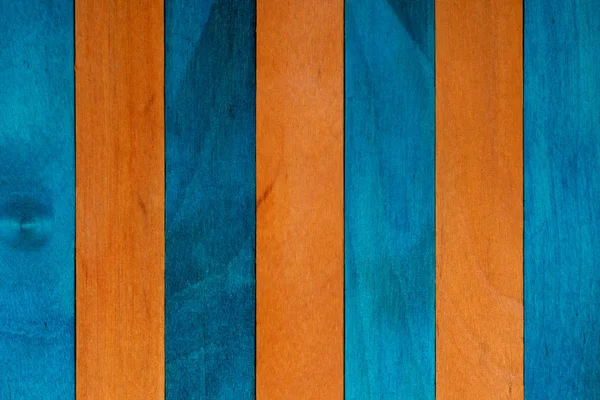 Belle texture de lamelles de bois naturel de couleurs orange et bleu clair. Aspect naturel et vieilli . — Photo