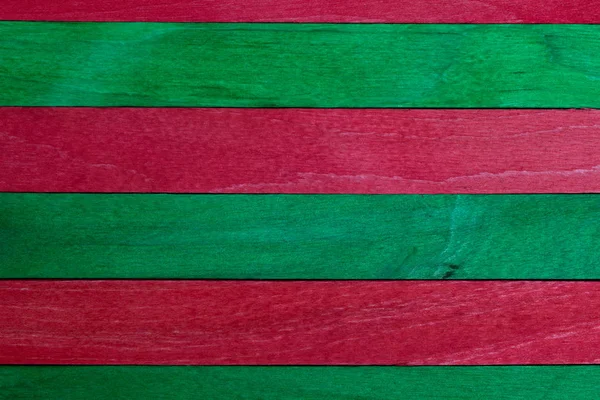 Belle texture de lamelles de bois naturel de couleurs vertes et rouges. Aspect naturel et vieilli. Drapeau de Torrelavega (Cantabrie) ) — Photo