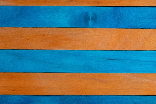 Vacker textur av naturliga trä ribbor av apelsin och ljusblå färger. Naturligt och åldrat utseende. — Stockfoto