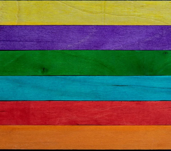 Bela textura de ripas de madeira natural com as cores do arco-íris (multicolorido, laranja, vermelho, azul, roxo, amarelo e verde). Aparência natural e envelhecida . — Fotografia de Stock