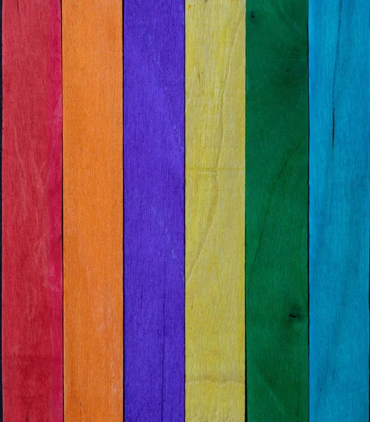 Όμορφη υφή από φυσικό ξύλο slats με τα χρώματα του ουράνιου τόξου (πολύχρωμα, πορτοκαλί, κόκκινο, μπλε, μωβ, κίτρινο και πράσινο). Φυσικό και γερασμένη εμφάνιση. — Φωτογραφία Αρχείου