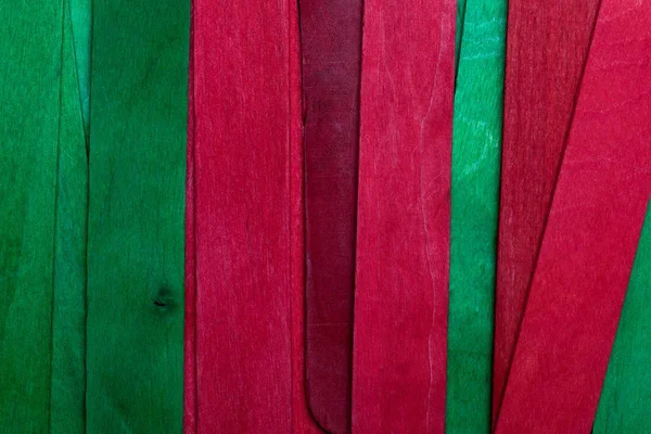 Vacker konsistens av naturliga trä ribbor av gröna och röda färger. Naturligt och åldrat utseende. Torrelavegas flagga (Kantabrien) — Stockfoto