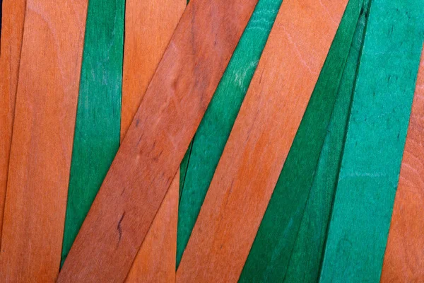 Vacker konsistens av naturliga trä ribbor av gröna och orange färger. Naturligt och åldrat utseende. — Stockfoto