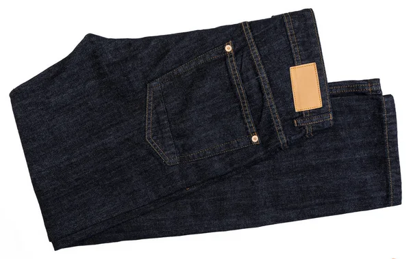 Etiketli koyu mavi kot pantolon. Beyaz arka planda yalıtılmış.