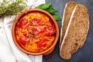 Biberler (del Piquillo) et ya da balıkla doldurulmuş. Kızarmış kırmızı biber ve evde yapılan dolgular. İspanyol yemeği ve Akdeniz diyeti tarifi. Lezzetli soslu ekmek.