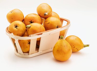 Hasır sepette taze loquats (medlars). Beyaz arka planda izole edilmiş. Close.