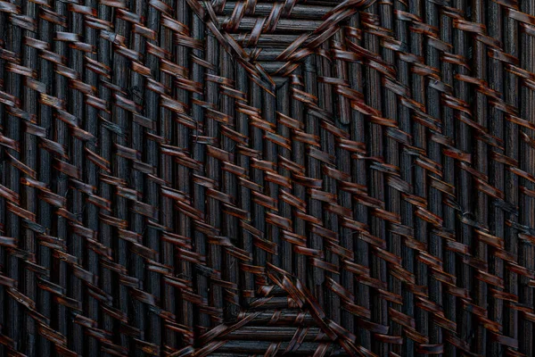 Textura natural de mimbre trenzado de color oscuro. Líneas horizontales y verticales. Tonos ocre, marrón y negro . — Foto de Stock