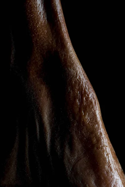 Sztuka hiszpańskiej szynki iberyjskiej. Cała noga z artystycznym wyglądem na czarnym tle. — Zdjęcie stockowe