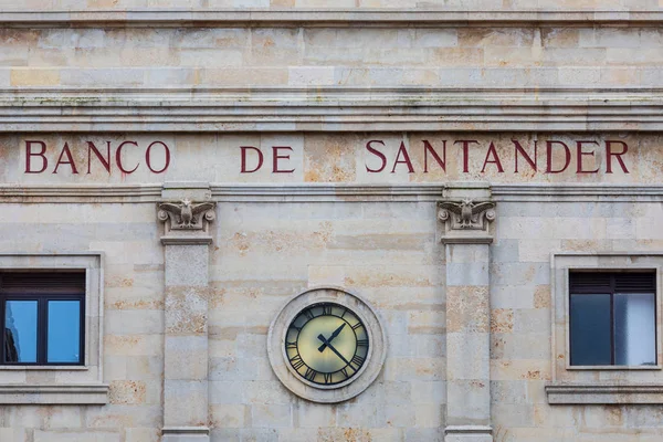 SANTANDER, ESPAÑA - 3 de marzo de 2019. Fachada de la sede del Banco Santander, en la ciudad del mismo nombre. El Grupo Santander es una de las instituciones financieras más grandes del planeta, con —  Fotos de Stock