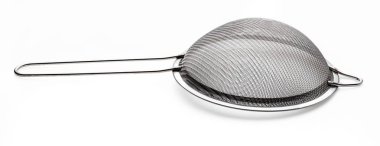 Pişirme (mutfak eşyaları koleksiyonu) için Metalik kevgir. Beyaz arka planda yalıtılmış.