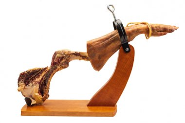 Ahşap destek (jambon sahibi) Ispanyol Iberya jambon kısmi bacak. Jambon bitmiş ve kemiklerde. Beyaz arka planda yalıtılmış.