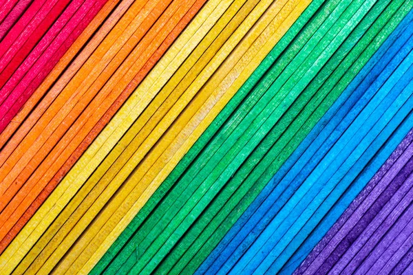 Doğal ahşap çatalların güzel dokusu. Gökkuşağının renkleriyle (mor, mor, mavi, yeşil, sarı, turuncu ve kırmızı). Dikey his.