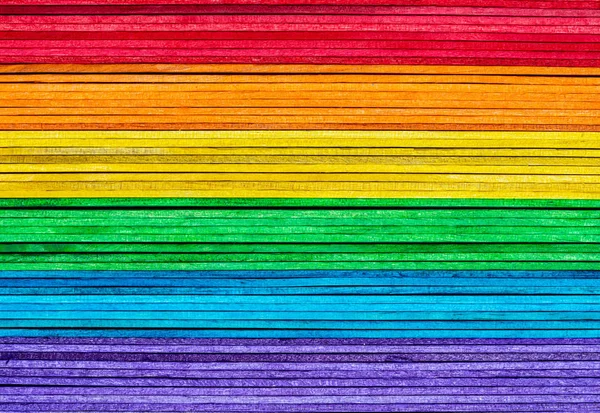 Bela textura de ripas de madeira natural. Com as cores do arco-íris (violeta, roxo, azul, verde, amarelo, laranja e vermelho). Sentido vertical. — Fotografia de Stock