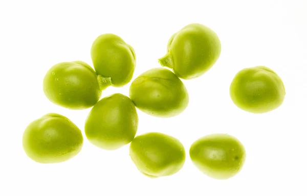 Semillas de guisante verde, tiernas y muy frescas (con gotas de agua). Aislado sobre fondo blanco . —  Fotos de Stock