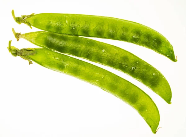 Piselli verdi, teneri e freschissimi (con gocce d'acqua). Isolato su sfondo bianco . — Foto Stock