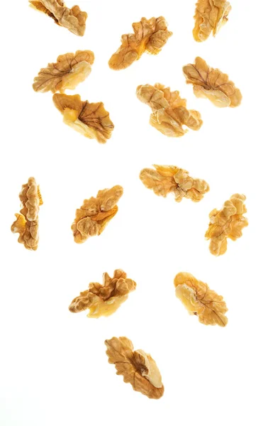 Soyulmuş (açık) fındık düşüyor. Beyaz arka planda yalıtılmış.