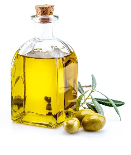Extra virgin olive oil in glass bottle. Foreground. Includes leaves and olive branches. Isolated on white background. — Stock Photo, Image