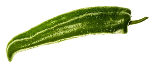 Zeer verse groene peper (met druppels water). Geïsoleerd op witte achtergrond. — Stockfoto