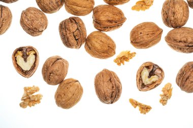 Fındık (bütün ve açık) düşüyor. Beyaz arkaplanda izole.