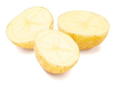 Üç güzel patates yarısında (dilimler halinde) kesilmiş. Beyaz üzerine izole