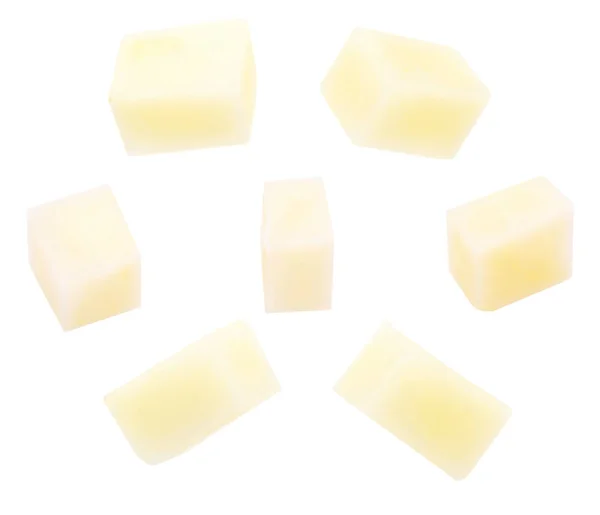 Patates küpler halinde kesilmiş (dices). Beyaz arka planda yalıtılmış