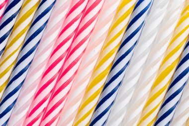 Doğum günü mumları ile doku. Diyagonal pozisyon Çok renkli, mavi, kırmızı, sarı ve beyaz. Doğum günü tebrik kartı için.