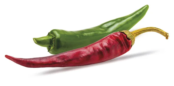 Friss zöld chili paprika és száraz piros chili paprika. Elszigetelt fehér alapon. — Stock Fotó