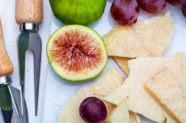 İncir, kırmızı üzüm ve koyun peyniri (manchego tipi). Beyaz ma üzerinde