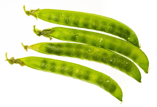 Groene erwten (chicharos, petipuas), mals en zeer vers (met druppels water). Geïsoleerd op witte achtergrond. — Stockfoto