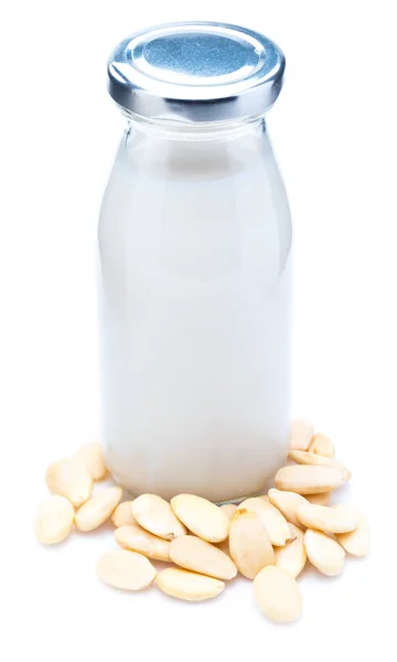 Mandelmilch in Glasflasche. enthält geschälte Mandeln. isoliert w — Stockfoto