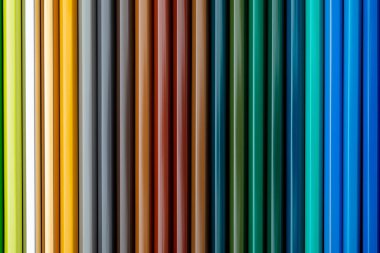 Doku renkli kalemler. Ön plan. Sonbahar ve kış renkleri. Okulun başlangıcı, derslerin. Güzel duvar kağıdı. Okra, yeşil kahverengi, turkuaz ve mavi renk aralığı.