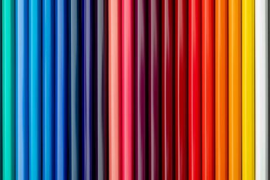 Doku renkli kalemler. Ön plan. İlkbahar ve yazın renkleri. Okulun başlangıcı, derslerin. Güzel duvar kağıdı. Mavi, yeşil, turkuaz, pembe, garnet, kırmızı, sarı ve beyaz renk aralığı.