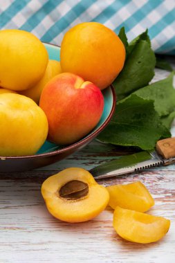 Taze kayısı (moniquis, coques). Rustik görünüm.