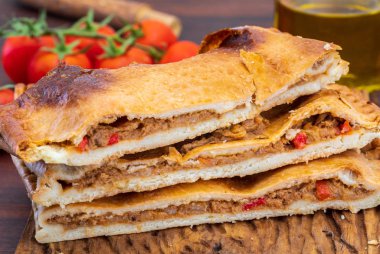 Ton balıklı pasta. Tipik Galiçyaca çanak (Galiçya) ve İspanya. Domates, soğan, biber, patlıcan, ton balığı, haşlanmış yumurta, buğday ve bitkisel yağ gibi doğal maddeler ile. Balık ve sebze kek.