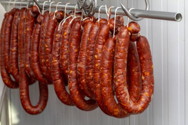 Chorizos tedavi ve dizeleri (sosis asılı)