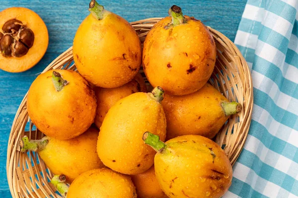 Ahşap arka planda taze loquats (medlars). Rustik ve sağlıklı bir görünüm. Close-up.Top görünümü.