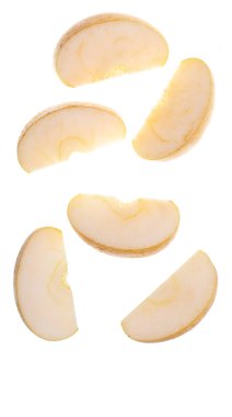 Sarı elma (Chantecler, chanteclerc, Malus domestica) düşen dilimlenmiş. Altın Delicious ve Clochard Pippin çeşitli karışımı. Beyaz arka planda yalıtılmış.