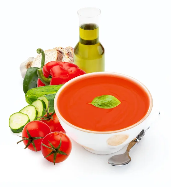 Gazpacho ile Bowl ve beyaz arka plan izole ayrıntılı malzemelerle. Yaz için domates çorbası. Domates, salatalık, biber, ekmek, zeytinyağı, ekmek, sarımsak, sarmaşıktan oluşan Akdeniz diyeti