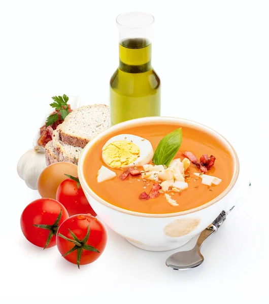 Salmorejo beyaz arka plan üzerinde izole malzemelerle. Yaz için domates çorbası. Domates, ekmek, zeytinyağı, sarımsak, sirke, pişmiş yumurta ve jambondan oluşan Akdeniz diyeti.