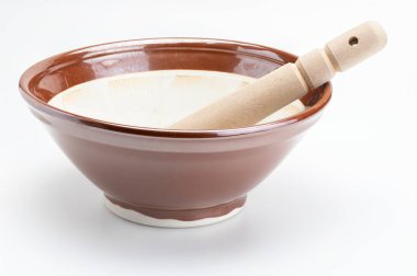 Suribachi ve Surikogi (Japon çizgi harç). Beyaz arka planda yalıtılmış.