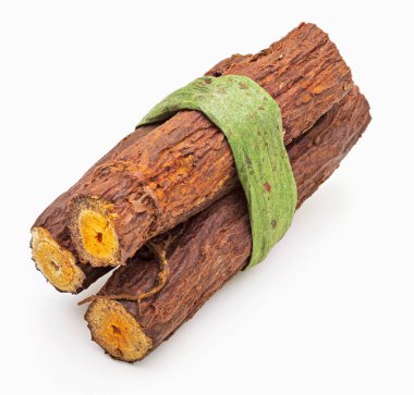 Sopa meyan kökü çubukları grubu (doğal kök meyan kökü). Paloduz veya Meyan Kökü Bitkisi (Glycyrrhiza glabra, orozuz). Yeşil arka planda yalıtılmış.