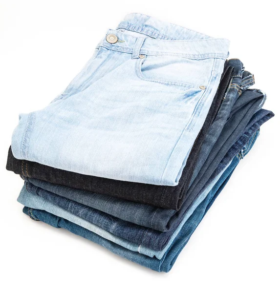 Çeşitli tonları kot yığını. Beyaz arka planda yalıtılmış.