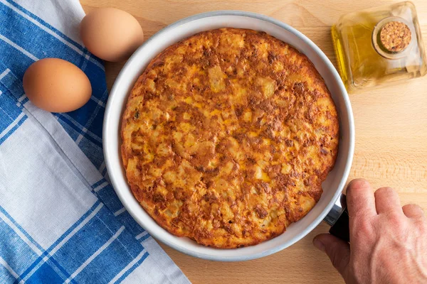 Close-up of homemade (Spanish) potato omelette with natural ingredients (fresh eggs, olive oil, potatoes, onion, chorizo) — Stock Photo, Image