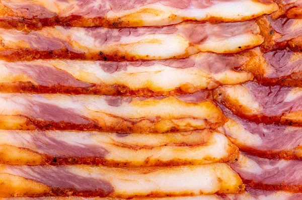 Gros plan de tranches appétissantes de bacon fumé. Avec papier sulfurisé — Photo