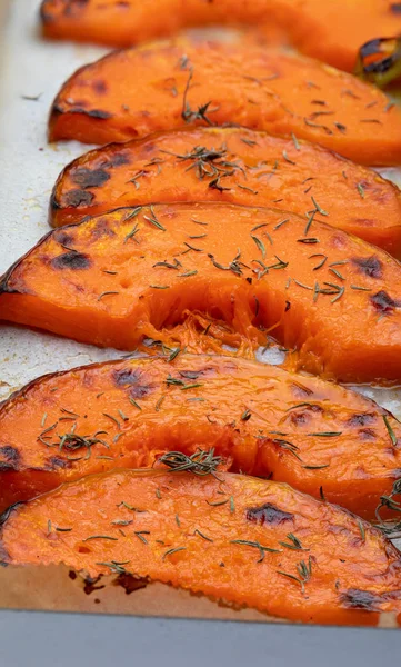 Appetizing roasted pumpkin slices on baking tray. With onion. — Stock Photo, Image