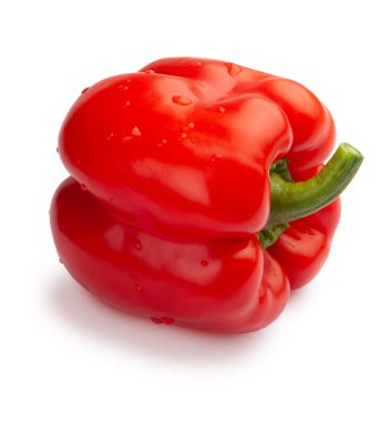 Su damlalı taze ve taze kırmızı biber. Beyaz arkaplanda izole