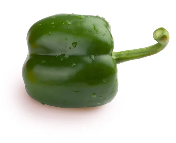 Pimienta verde entera, cruda y fresca con gotas de agua. Aislado sobre fondo blanco —  Fotos de Stock