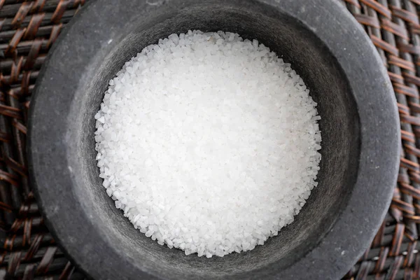 Nahaufnahme mit fettem Salz. im Steinmörtel. Rustikales Erscheinungsbild. — Stockfoto